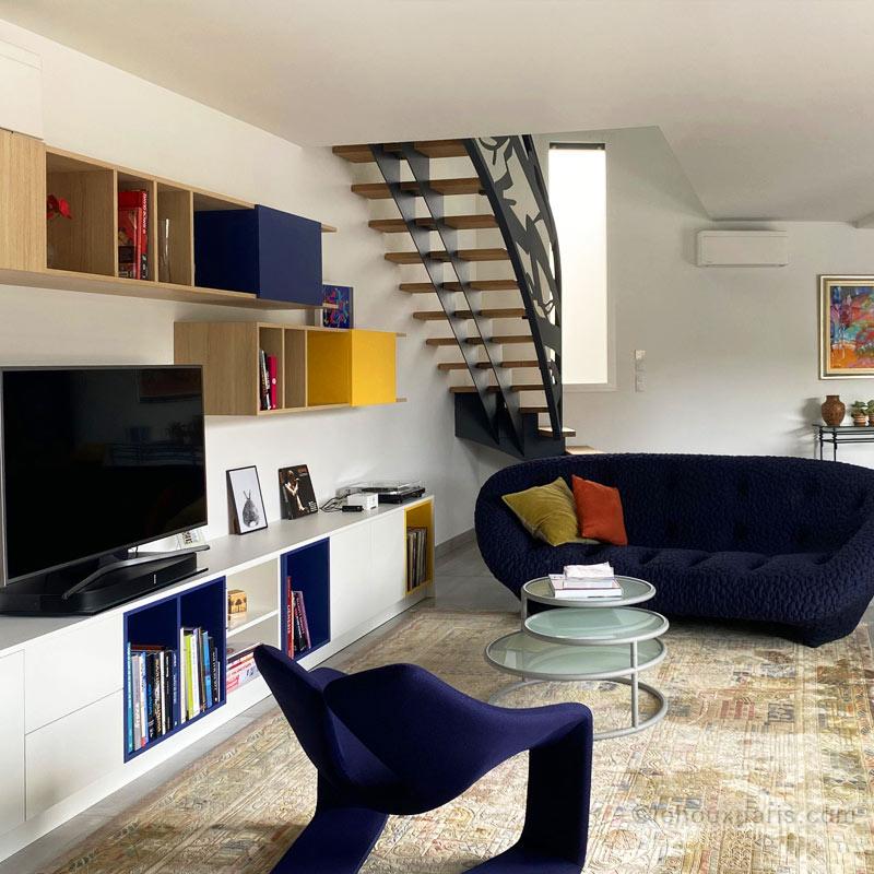 escalier metal droit original haut de gamme interieur contemporain fauteuil bleu etageres mondrian