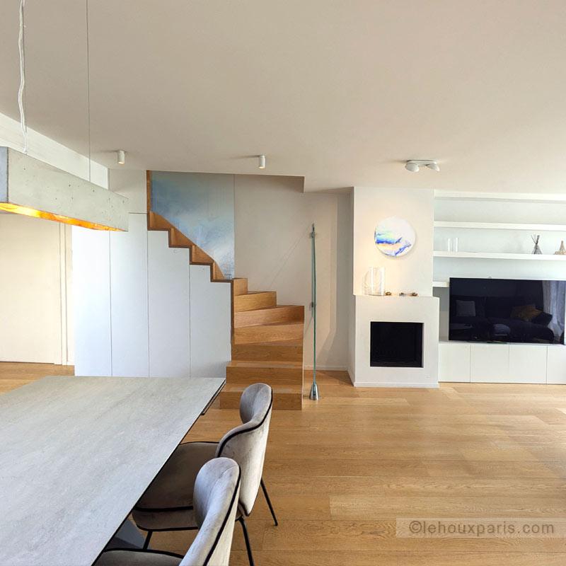 garde-corps-rampe-en-verre-bleu-escalier-beton-design-lehoux