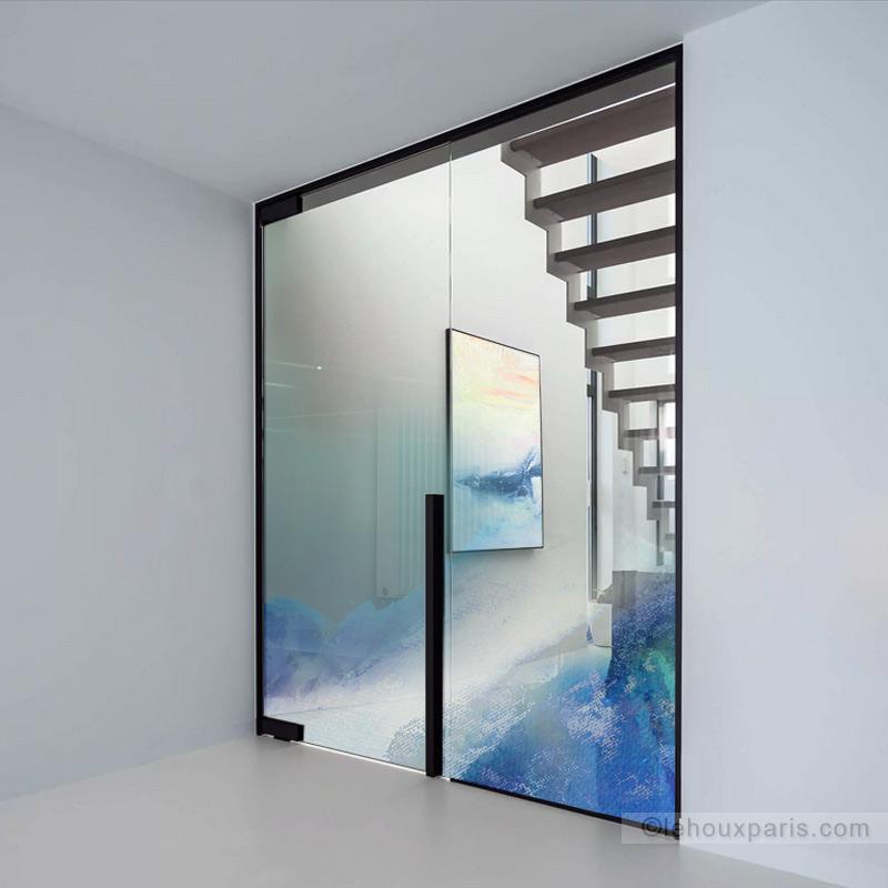 porte en verre couleur bleue vitrail contemporain devant escalier moderne