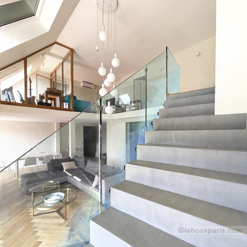 escalier-beton-rampe-verre-bleu couleur-lehoux-paris 2024