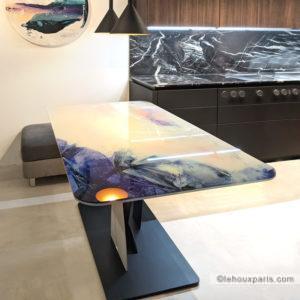 photo-table-haute-lehoux-paris-verre-metal-design-original-bleu