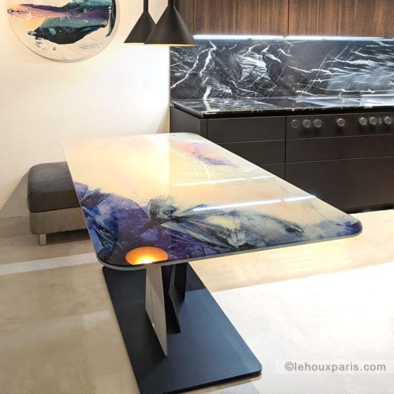 photo-table-haute-lehoux-paris-verre-metal-design-original-bleu