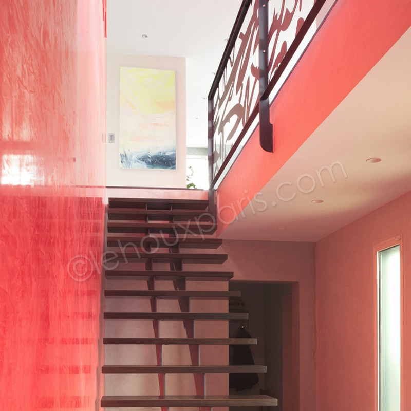 escalier-bois-metal-deco-design-maison-architecte-le-corbusier-mur-rouge-LEHOUX-PARIS