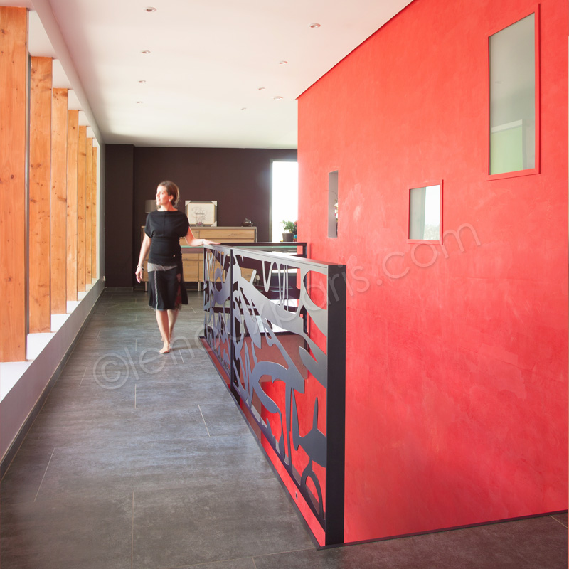 escalier-bois-metal-deco-design-maison-architecte-le-corbusier-mur-rouge-LEHOUX-PARIS3