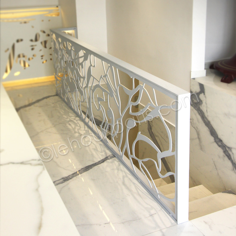 garde corps metal art lumiere sur escalier béton et sol en marbre blanc par lehoux paris (2)