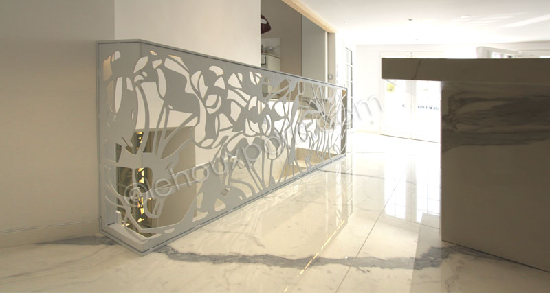 garde corps metal art lumiere sur escalier béton et sol en marbre blanc par lehoux paris (2)