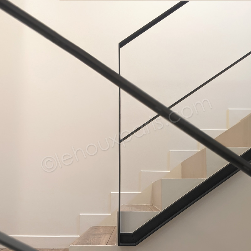 garde corps metal noir design epure le corbusier sur escalier béton duplex par lehoux paris 1