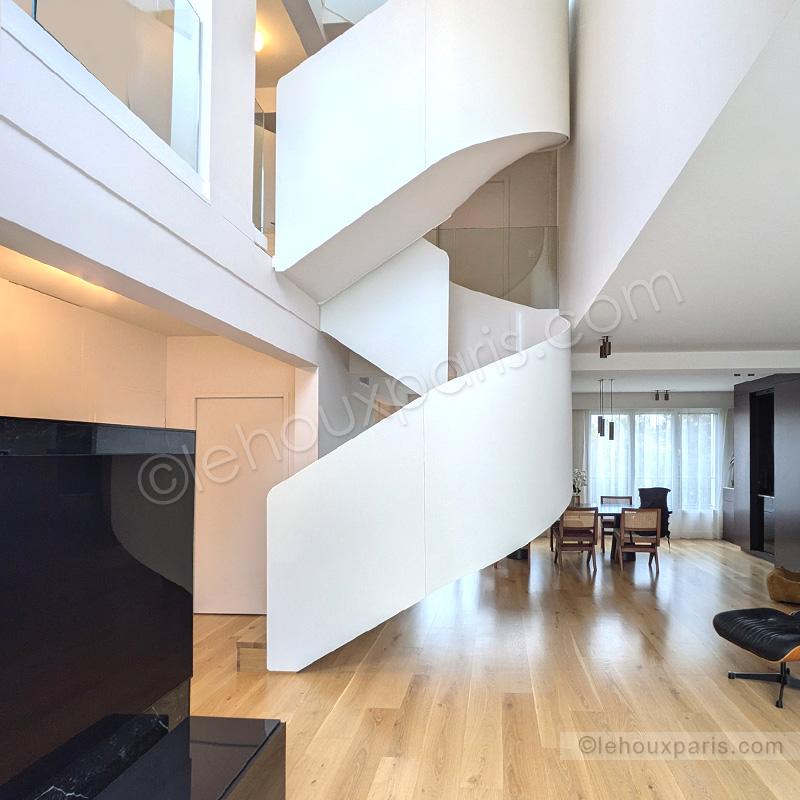 photo escalier helicoidal luxe blanc bois massif neuilly sur seine lehoux paris (1)
