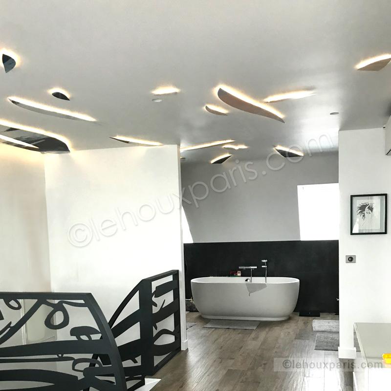 Luminaires sur mesure en métal, intégrés à la chambre, avec rétroéclairage LED à intensité variable, créant une ambiance douce et contemporaine dans cette maison à Saint-Germain-en-Laye.