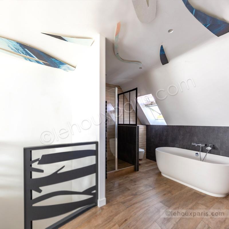 Luminaires sur mesure en métal, intégrés à la chambre, avec rétroéclairage LED à intensité variable, créant une ambiance douce et contemporaine dans cette maison à Saint-Germain-en-Laye.