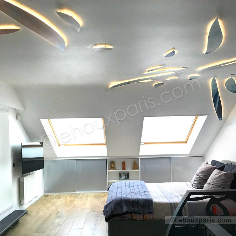 Luminaires sur mesure en métal, intégrés à la chambre, avec rétroéclairage LED à intensité variable, créant une ambiance douce et contemporaine dans cette maison à Saint-Germain-en-Laye.