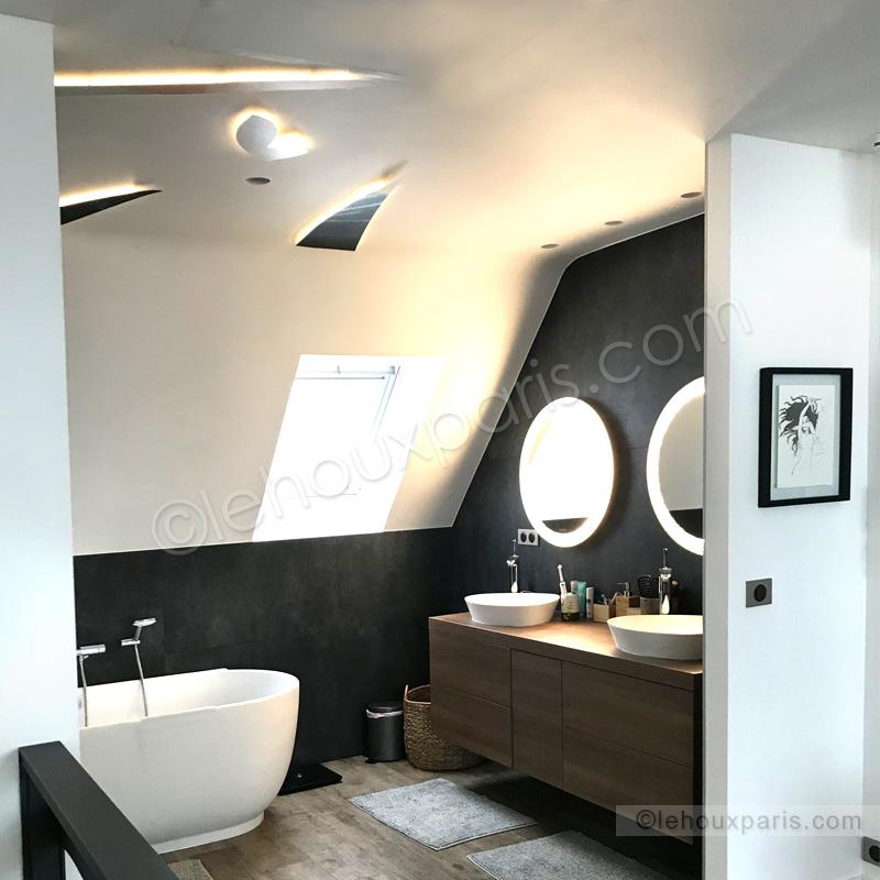 Luminaires sur mesure en métal, intégrés à la chambre, avec rétroéclairage LED à intensité variable, créant une ambiance douce et contemporaine dans cette maison à Saint-Germain-en-Laye.