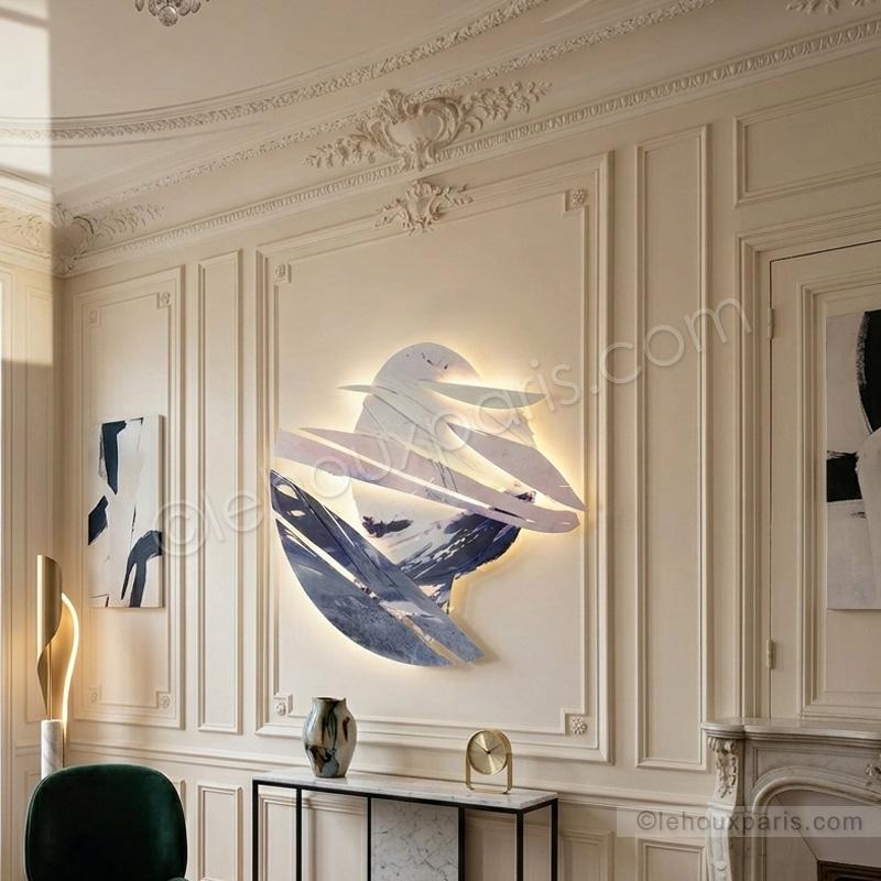 Applique lumineuse sur mesure Lehoux Paris installée dans un salon de style haussmannien avec moulures.