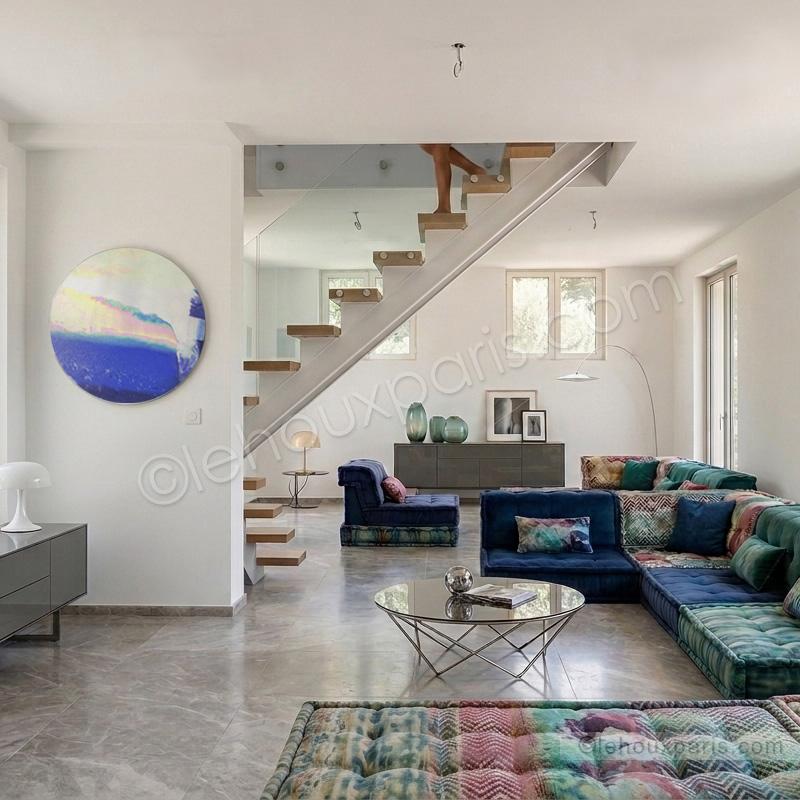 Tableau rond abstrait Prisca Temporal sur mur d'escalier tournant Lehoux Paris salon roche bobois.