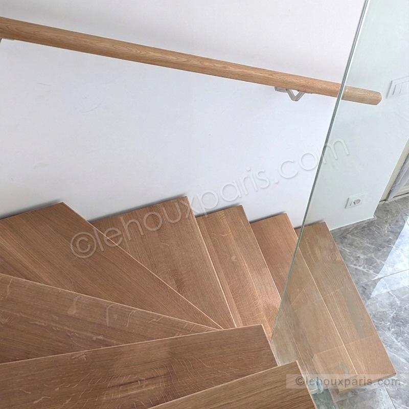 Escalier tournant design Lehoux Paris avec rampe en verre structurelle, maison contemporaine Le Raincy. escalier roche bobois