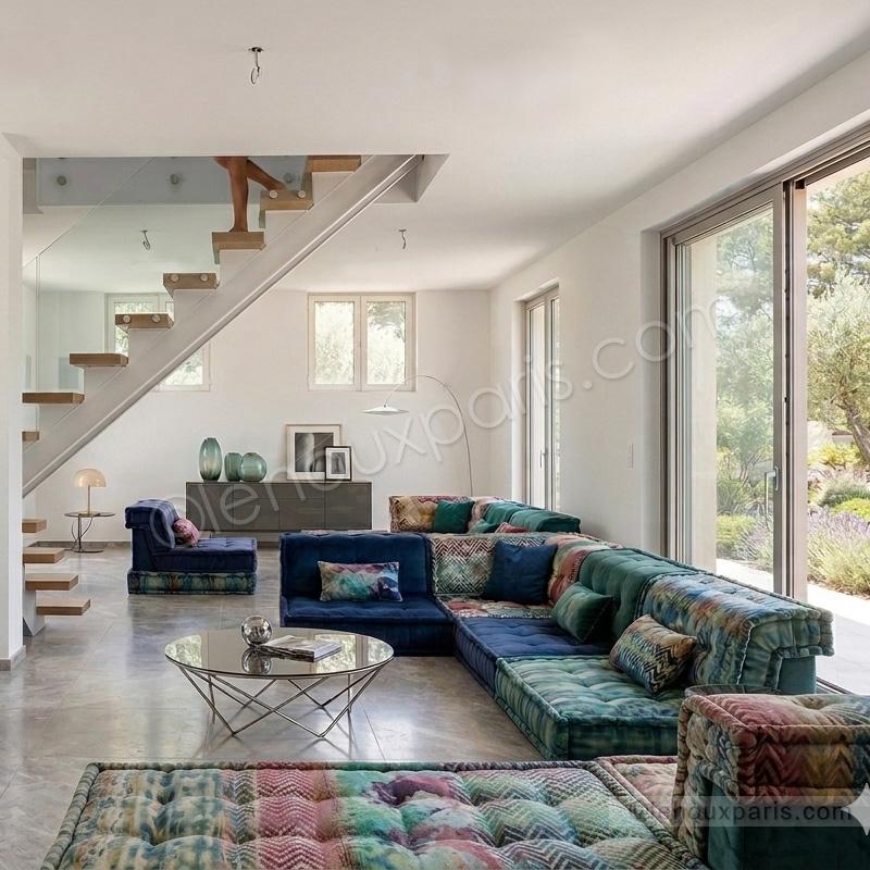 Escalier tournant design Lehoux Paris avec rampe en verre structurelle, maison contemporaine Le Raincy. escalier roche bobois
