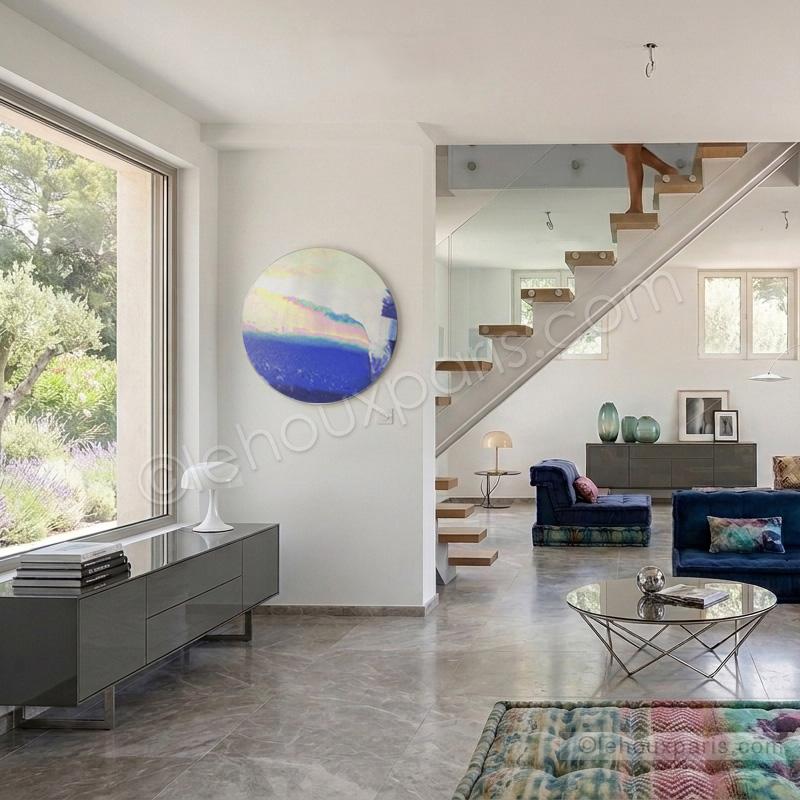 Tableau rond abstrait Prisca Temporal sur mur Escalier tournant design Lehoux Paris avec rampe en verre structurelle, maison contemporaine Le Raincy.