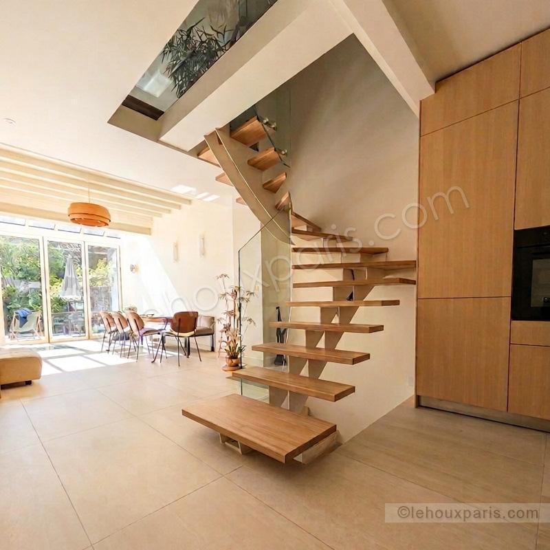 Escalier autoportant haut de gamme en bois et métal avec garde-corps verre, réalisation sur mesure à Paris par Lehoux
