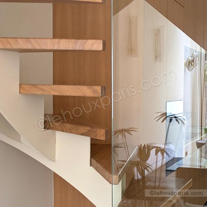 Escalier autoportant haut de gamme en bois et métal avec garde-corps verre, réalisation sur mesure à Paris par Lehoux