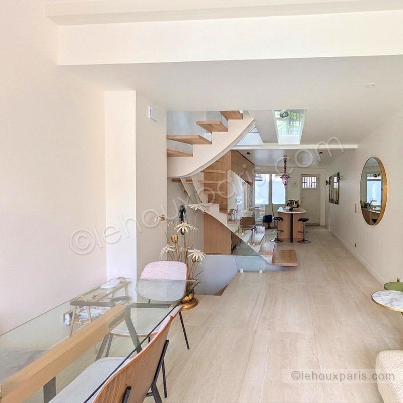 Escalier autoportant haut de gamme en bois et métal avec garde-corps verre, réalisation sur mesure à Paris par Lehoux