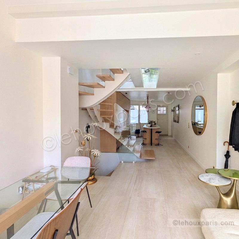 Escalier autoportant haut de gamme en bois et métal avec garde-corps verre, réalisation sur mesure dans maison paris 16e à Paris par Lehoux