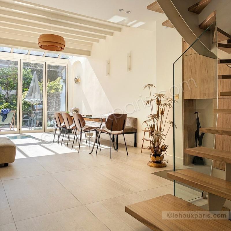 Escalier autoportant haut de gamme en bois et métal avec garde-corps verre, réalisation sur mesure à Paris par Lehoux